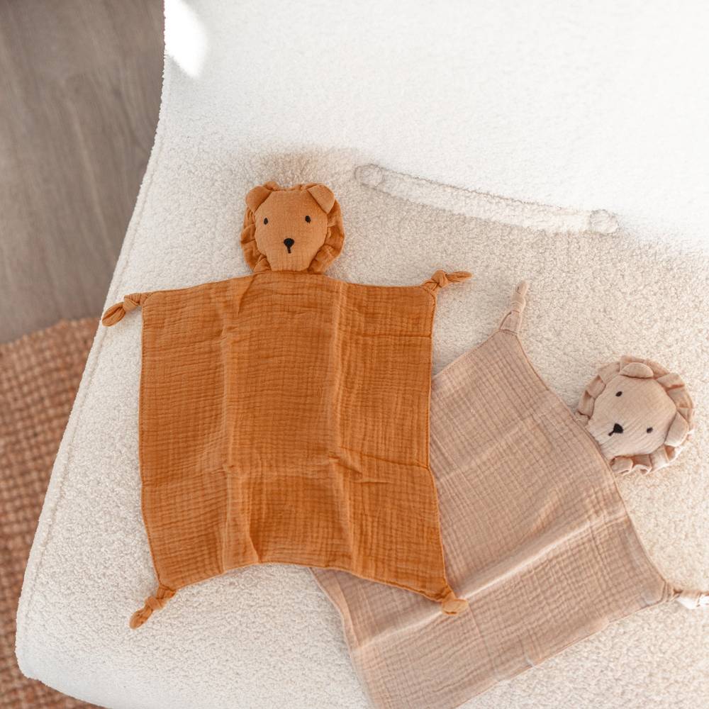Baby cuddling latte lion baby comforter — Cotton Baby Comforter Leo The Lion