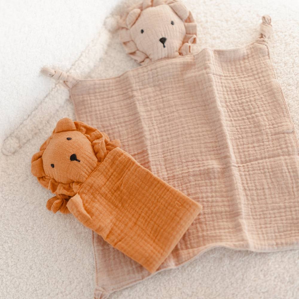 Baby cuddling mauve lion baby comforter — Cotton Baby Comforter Leo The Lion