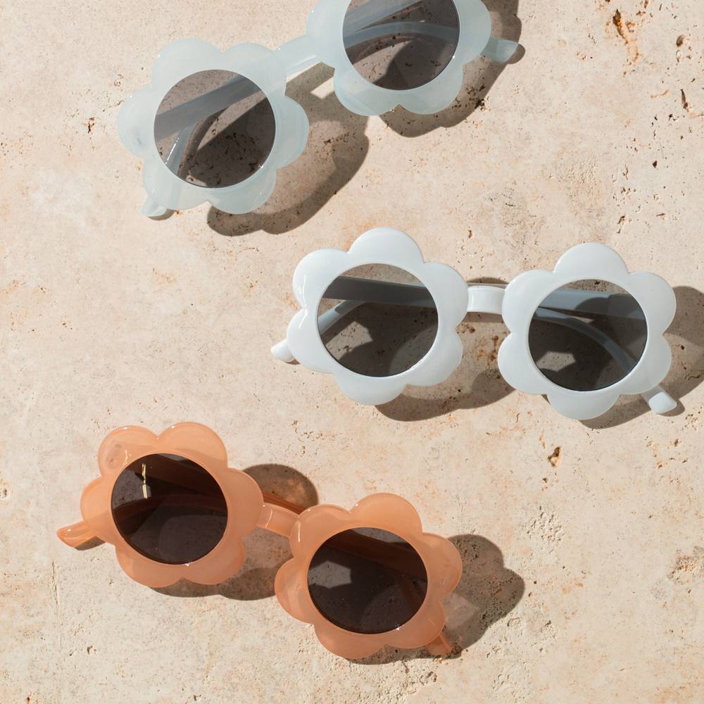 Toddler wearing ivory sunglasses baby sunglasses in sunlight — June Flower